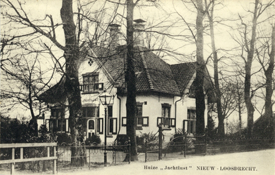 13491 Gezicht op de voor- en rechtergevel van het huis Jachtlust (Nieuw-Loosdrechtsedijk 59) te Nieuw-Loosdrecht ...